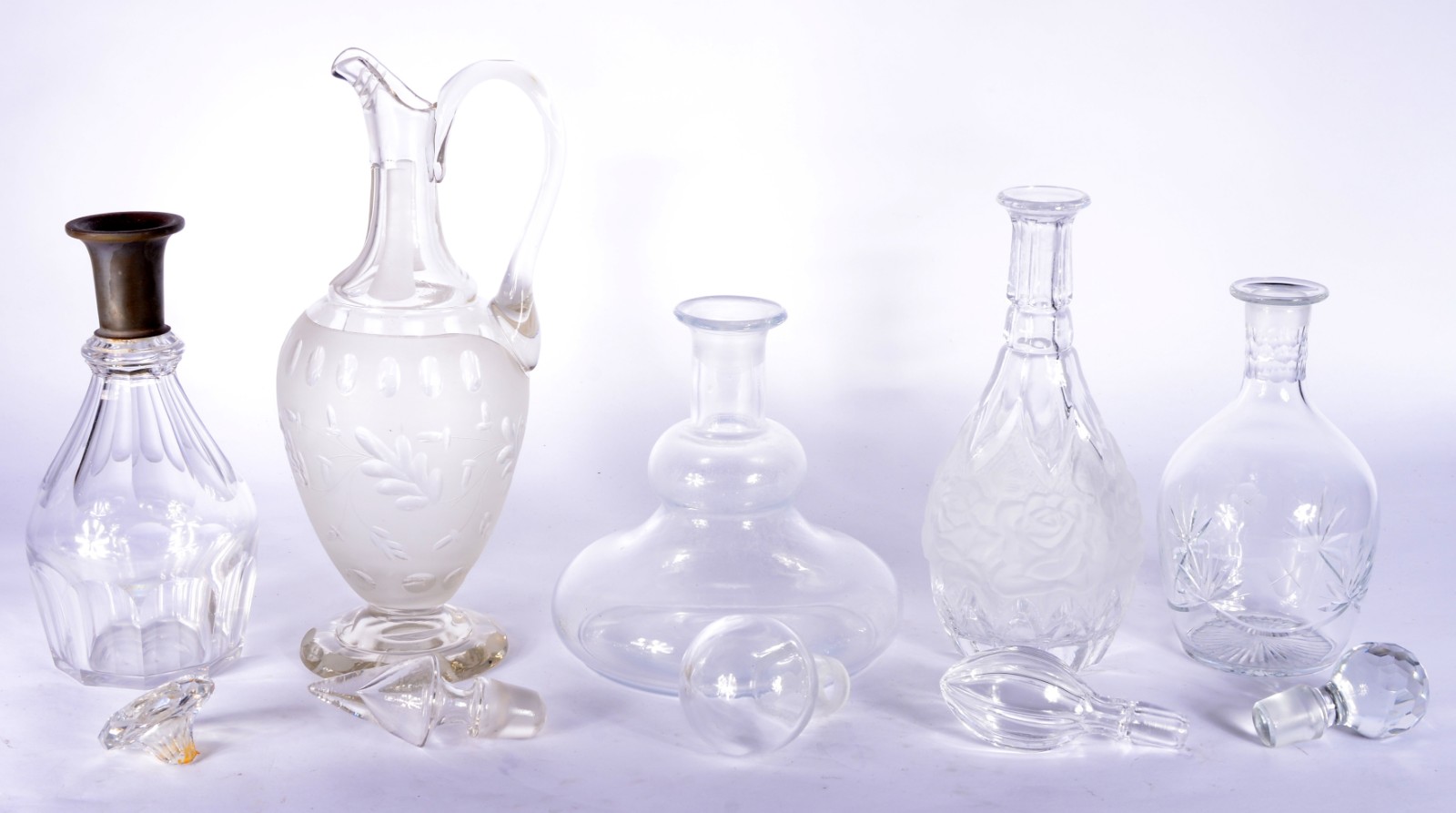 Lote com 5 garrafas diversas de cristal. Uma das tampas com quebrados. - foto 2 de 8
