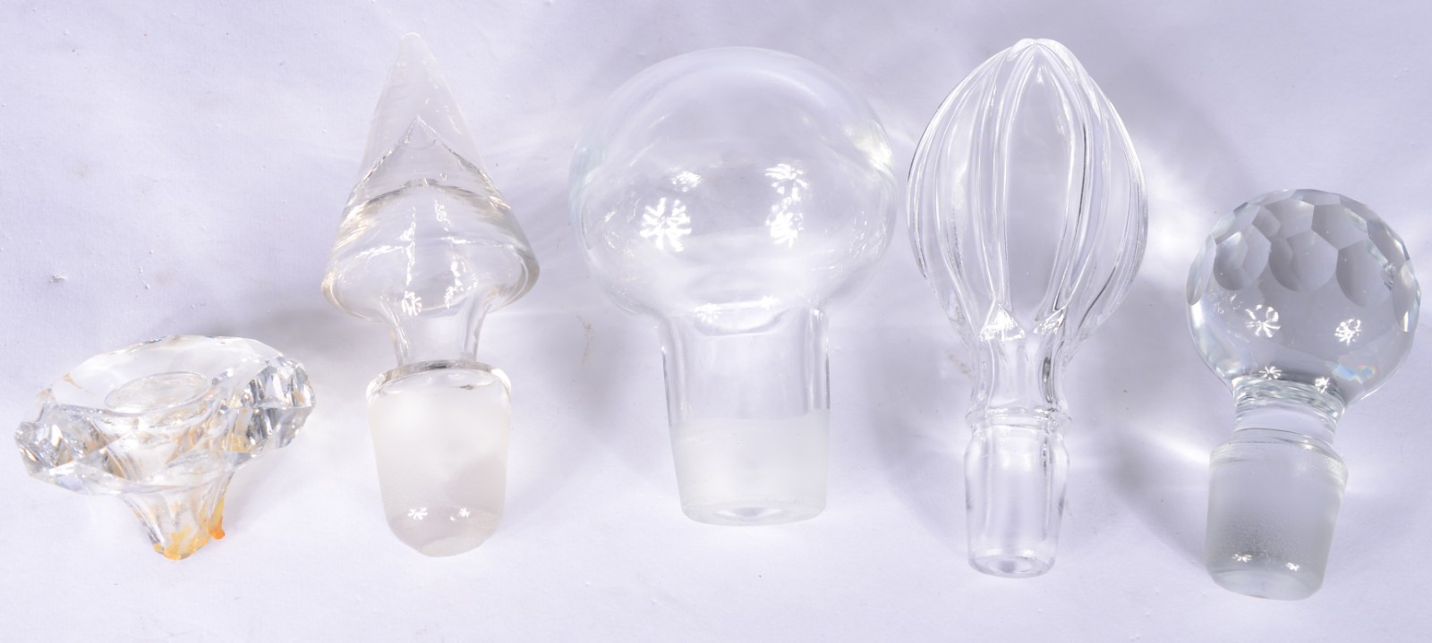 Lote com 5 garrafas diversas de cristal. Uma das tampas com quebrados. - foto 3 de 8