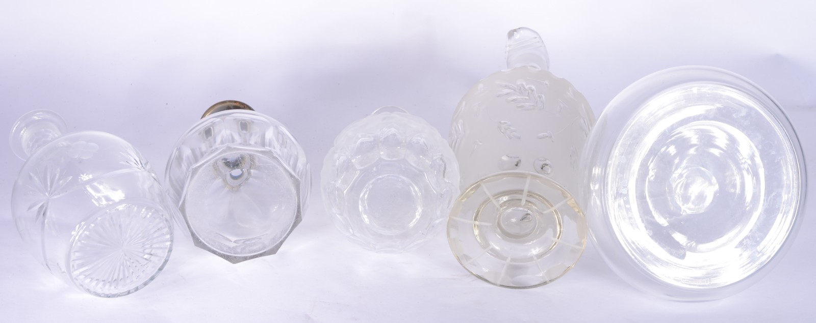Lote com 5 garrafas diversas de cristal. Uma das tampas com quebrados. - foto 4 de 8