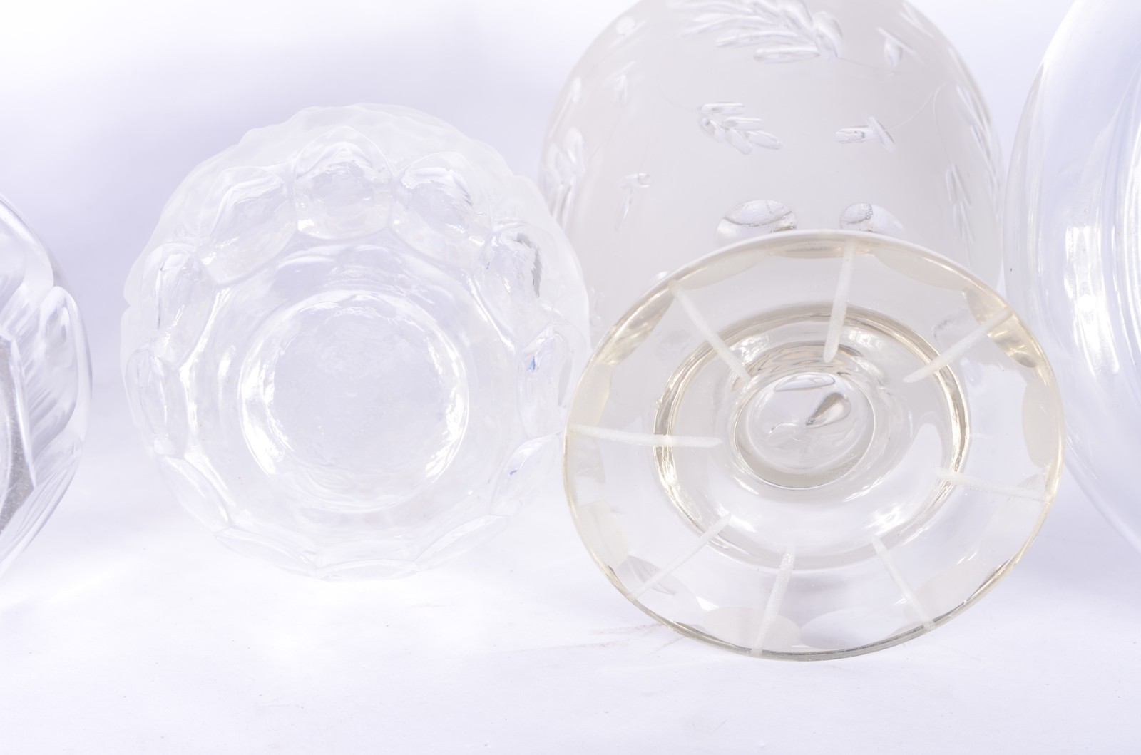 Lote com 5 garrafas diversas de cristal. Uma das tampas com quebrados. - foto 5 de 8