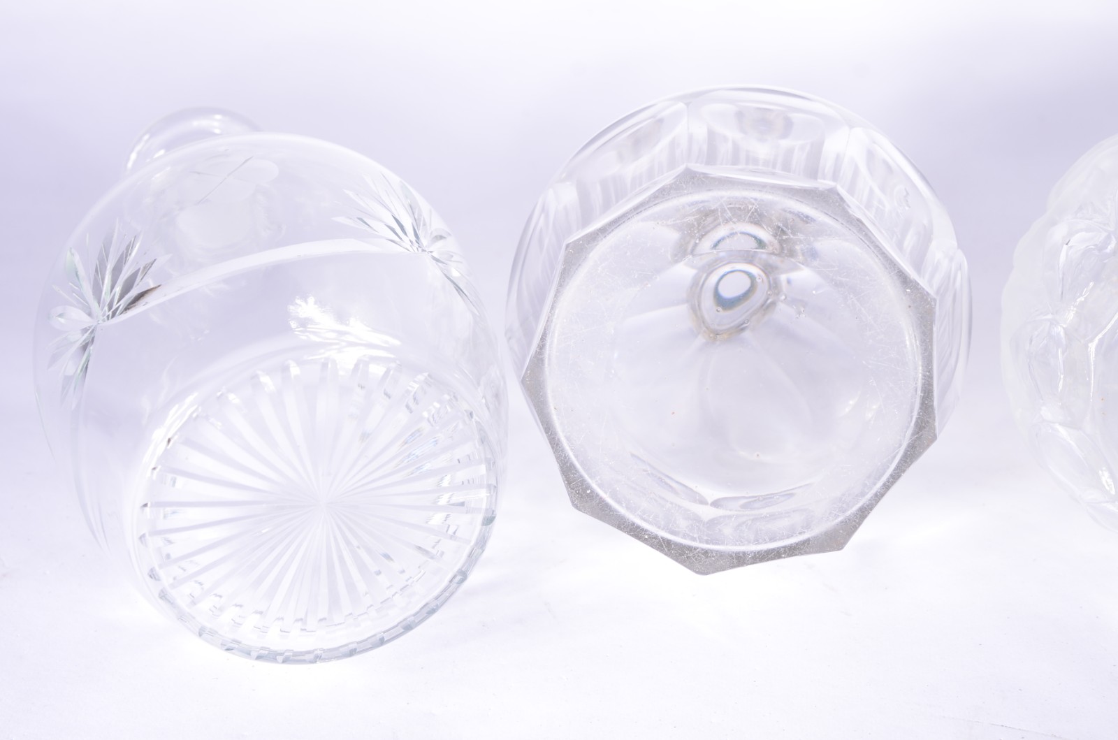 Lote com 5 garrafas diversas de cristal. Uma das tampas com quebrados. - foto 6 de 8