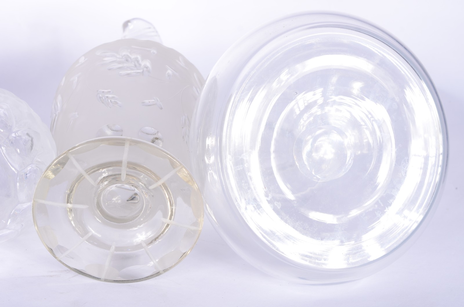 Lote com 5 garrafas diversas de cristal. Uma das tampas com quebrados. - foto 7 de 8