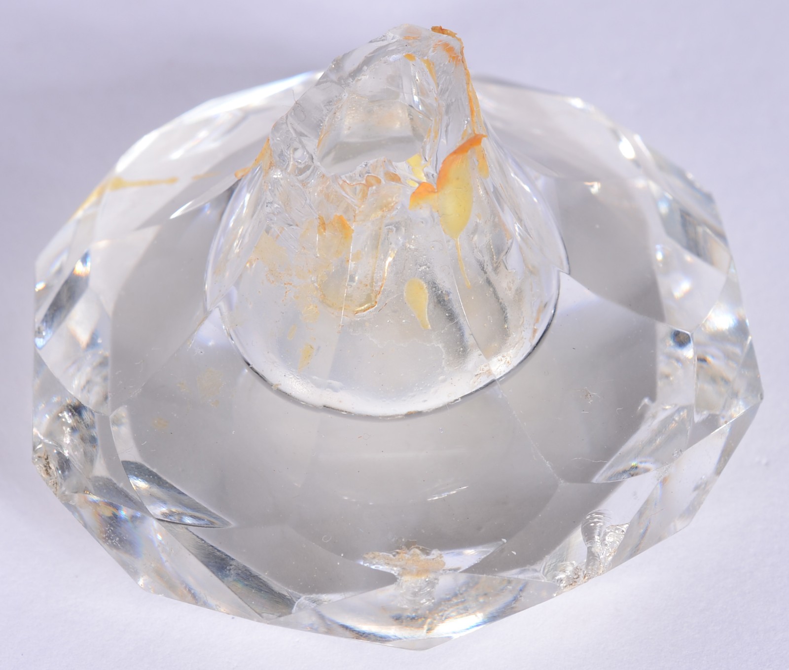 Lote com 5 garrafas diversas de cristal. Uma das tampas com quebrados. - foto 8 de 8