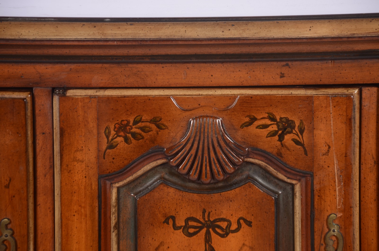 Móvel arca de madeira clara com 3 portas almofadadas e com pinturas... - foto 3 de 11