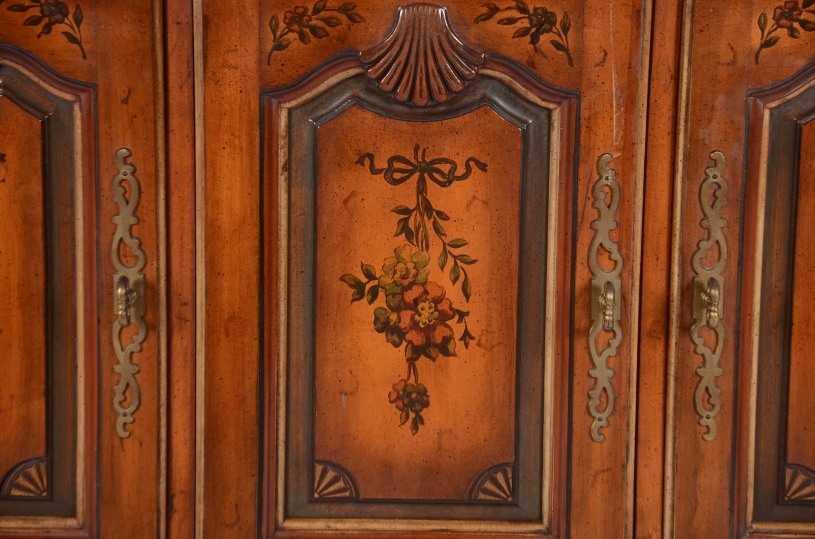 Móvel arca de madeira clara com 3 portas almofadadas e com pinturas... - foto 7 de 11