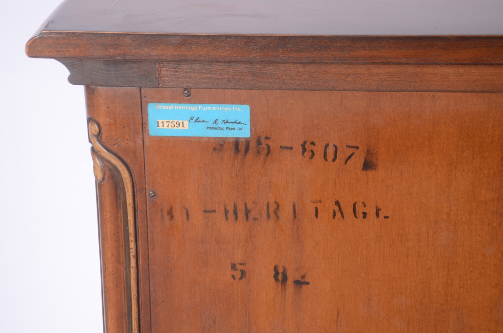 Móvel arca de madeira clara com 3 portas almofadadas e com pinturas... - foto 11 de 11
