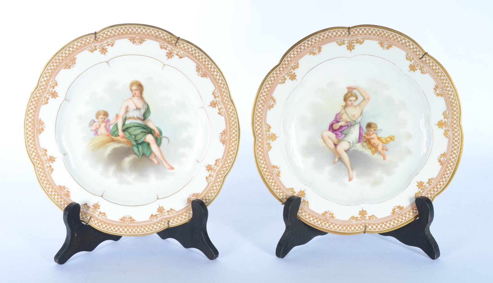 Par de pratos de porcelana francesa com anjos e ninfas. - foto 1 de 8