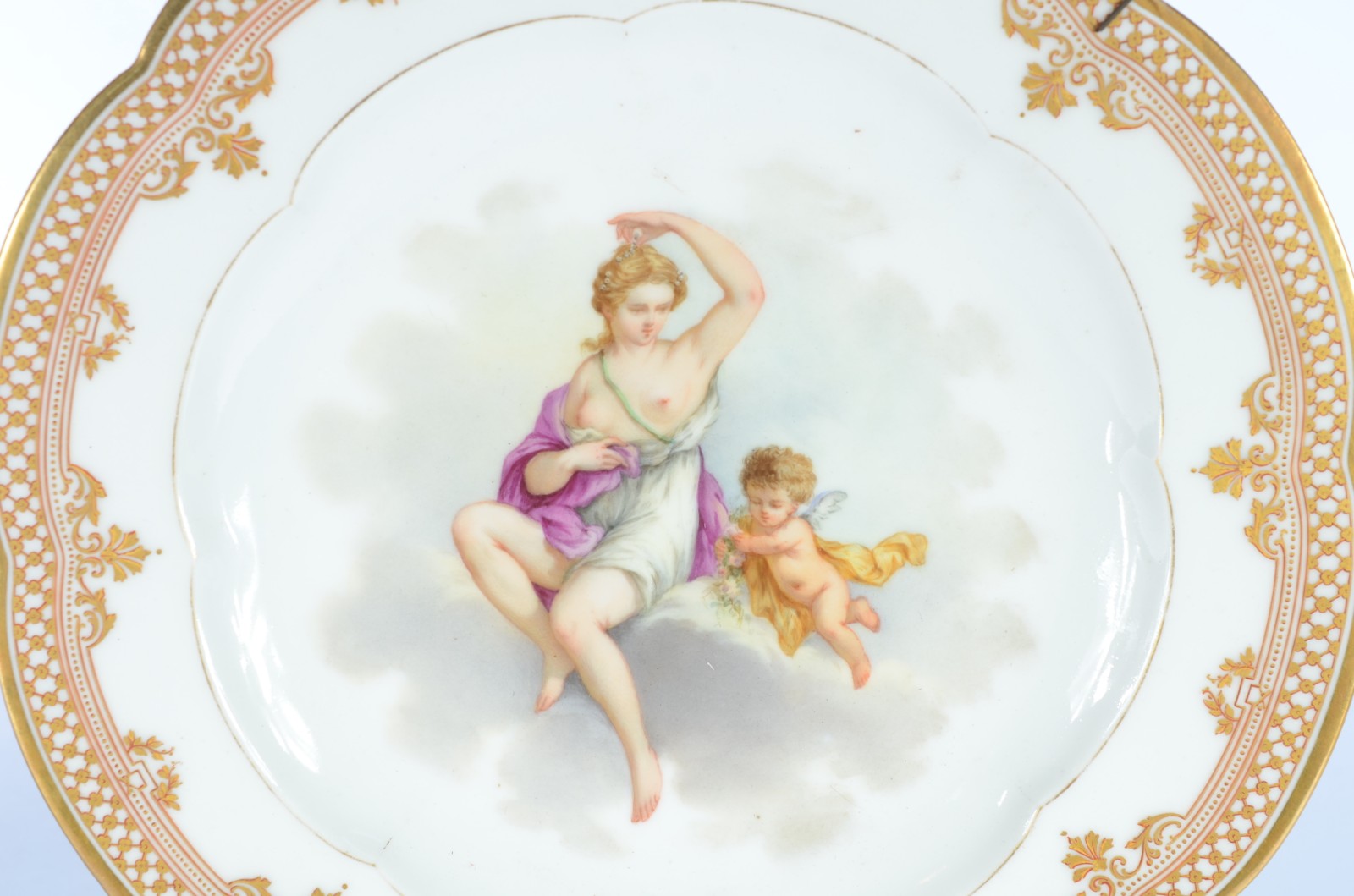 Par de pratos de porcelana francesa com anjos e ninfas. - foto 2 de 8