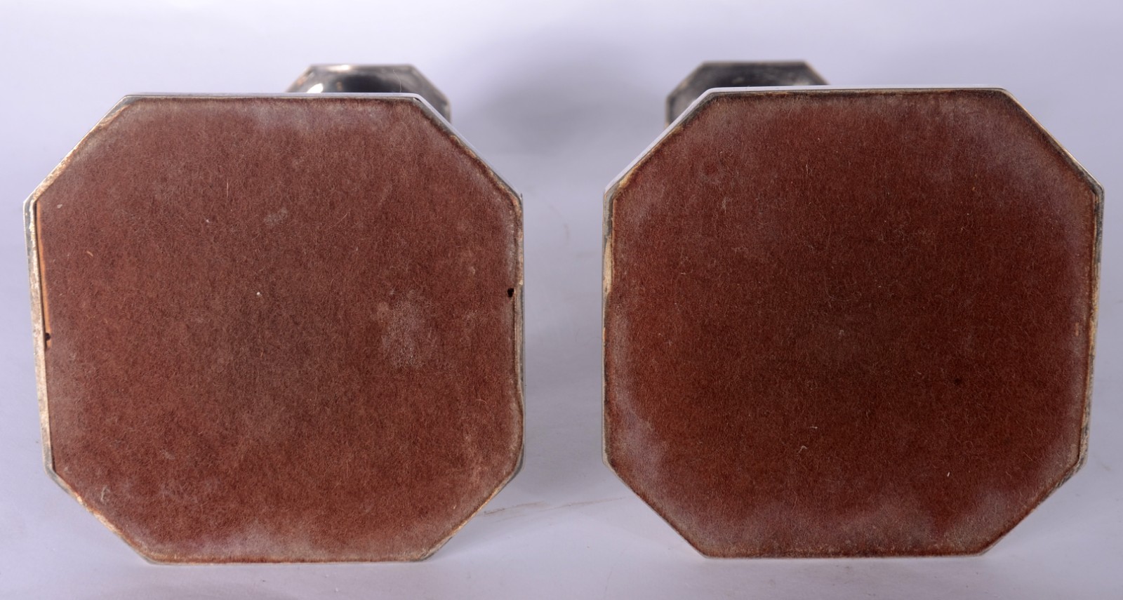 Quatro peças de metal prateado, sendo: floreira com tulipas, prato de... - foto 5 de 9