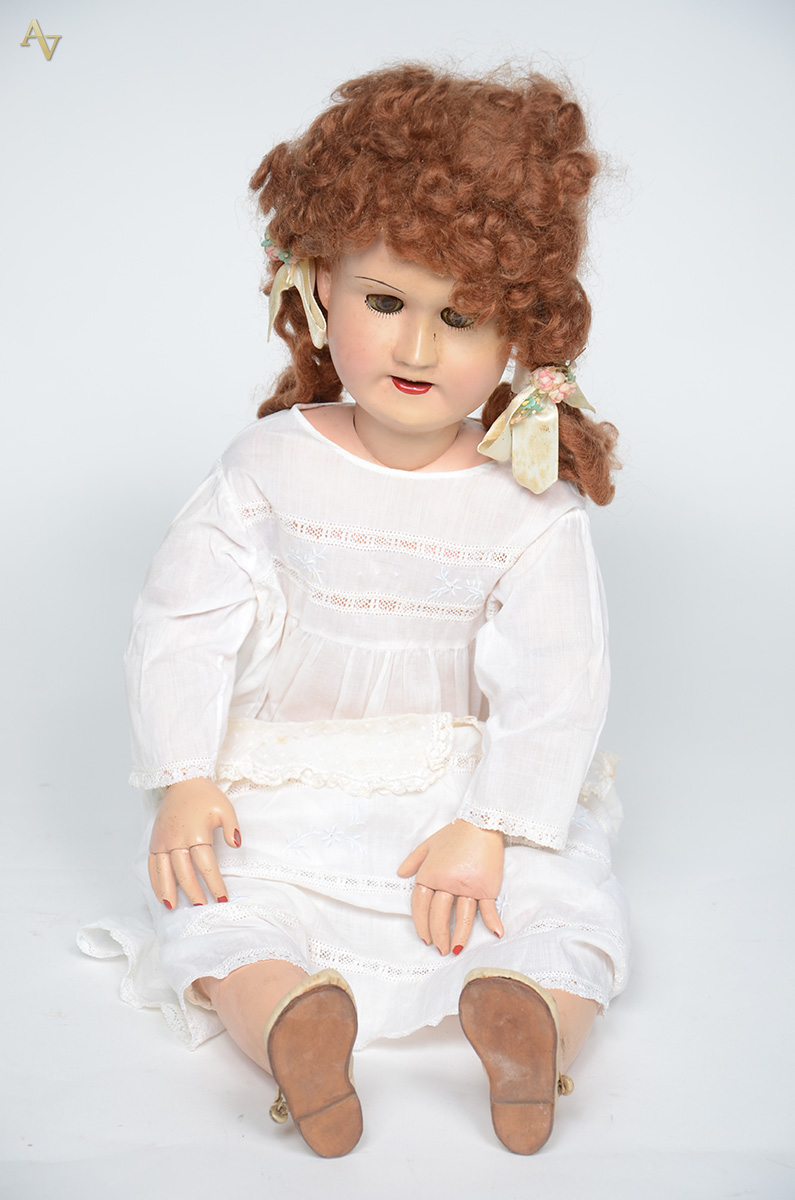 Antiga Boneca francesa. Altura 68 cm.