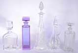 Orrefors (1898-2012),  - Lote com 5 garrafas diversas de cristal, sendo uma de vodka Absolut da marca sueca Orrefors, assinada; uma em bloco na cor lilás; e tres translúcidas,