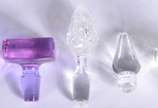 Orrefors (1898-2012),  - Lote com 5 garrafas diversas de cristal, sendo uma de vodka Absolut da marca sueca Orrefors, assinada; uma em bloco na cor lilás; e tres translúcidas,