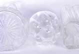 Orrefors (1898-2012),  - Lote com 5 garrafas diversas de cristal, sendo uma de vodka Absolut da marca sueca Orrefors, assinada; uma em bloco na cor lilás; e tres translúcidas,