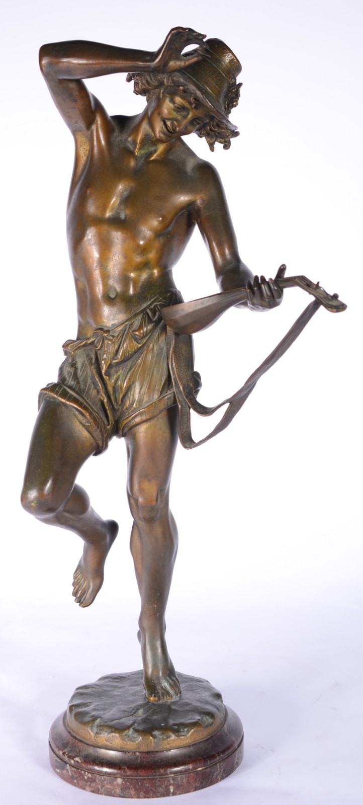 Escultura de bronze representando menino com banjo. - foto 1 de 9