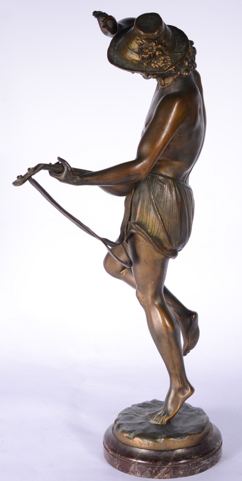 Escultura de bronze representando menino com banjo. - foto 2 de 9