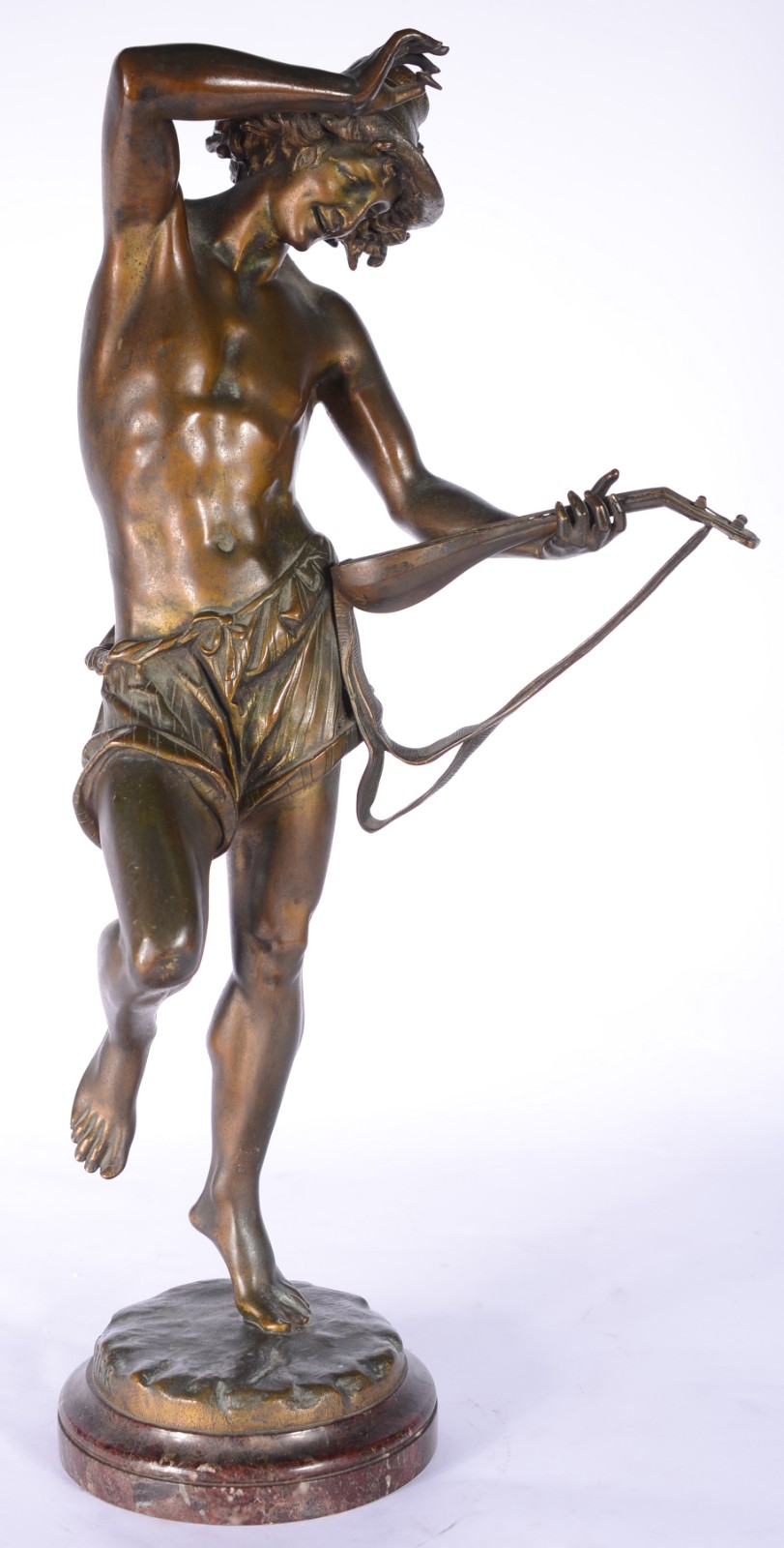Escultura de bronze representando menino com banjo. - foto 3 de 9