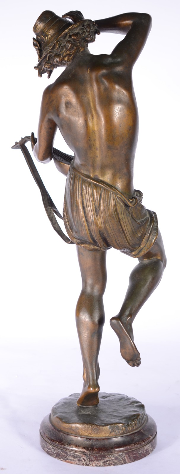 Escultura de bronze representando menino com banjo. - foto 4 de 9