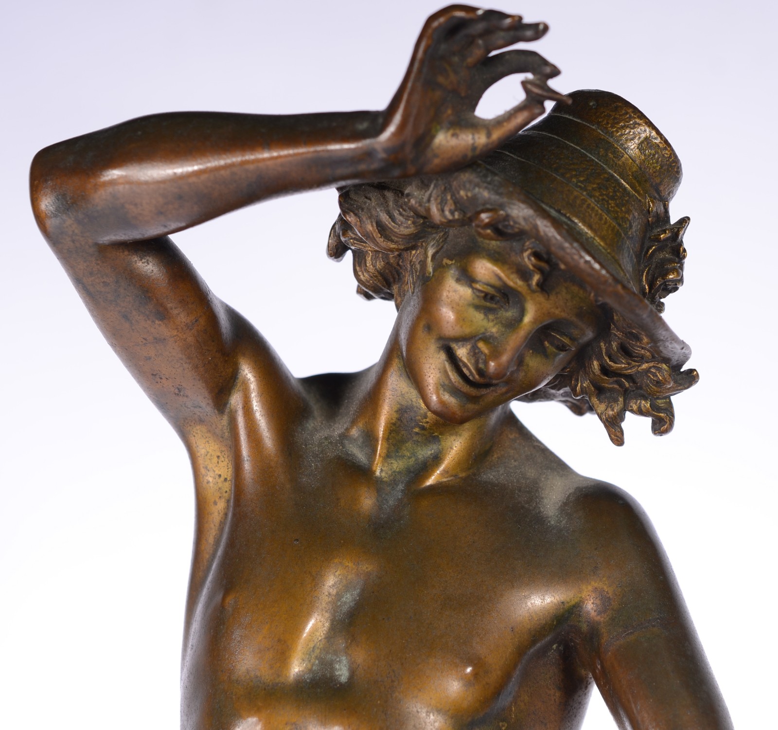 Escultura de bronze representando menino com banjo. - foto 5 de 9