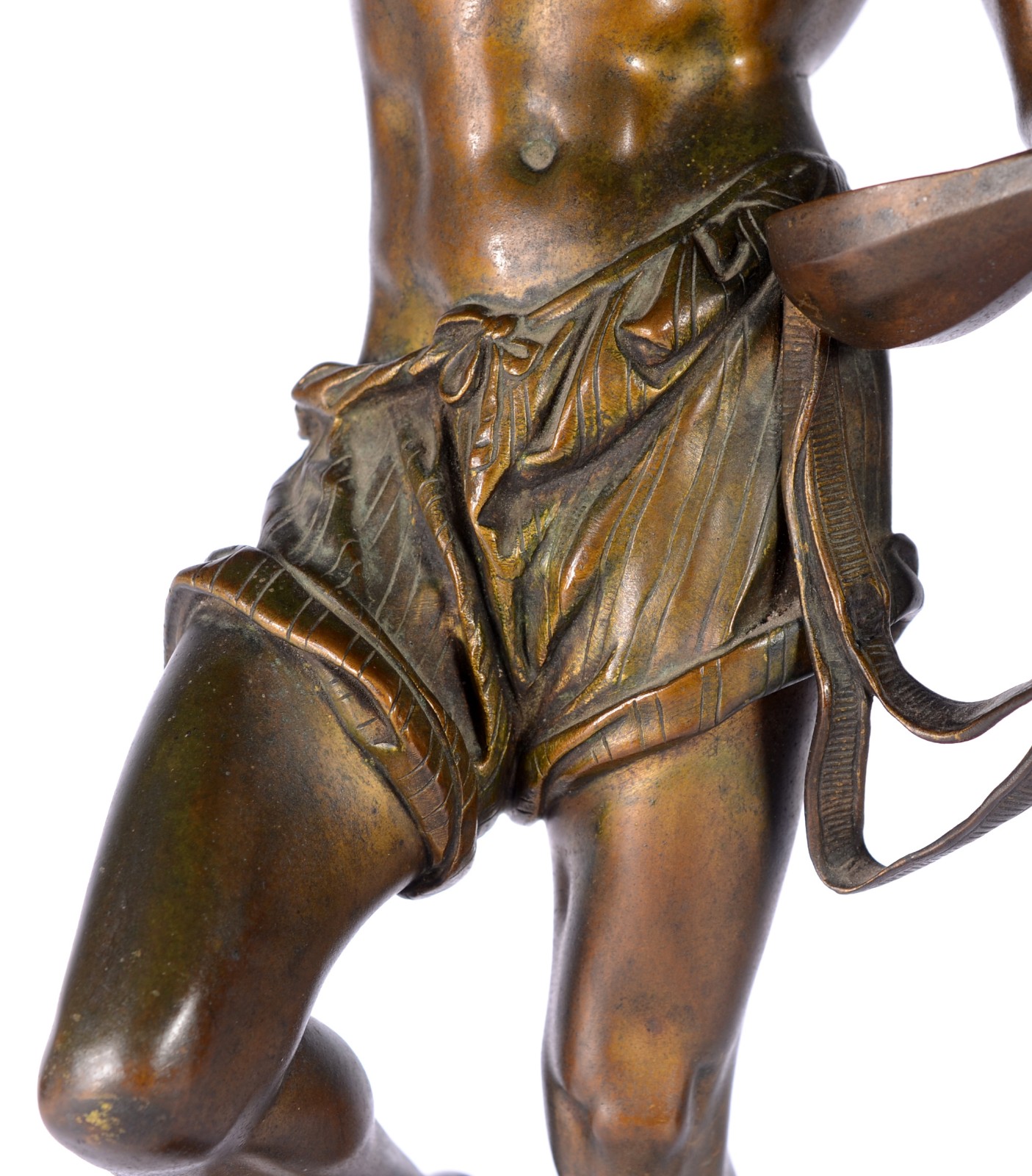Escultura de bronze representando menino com banjo. - foto 6 de 9