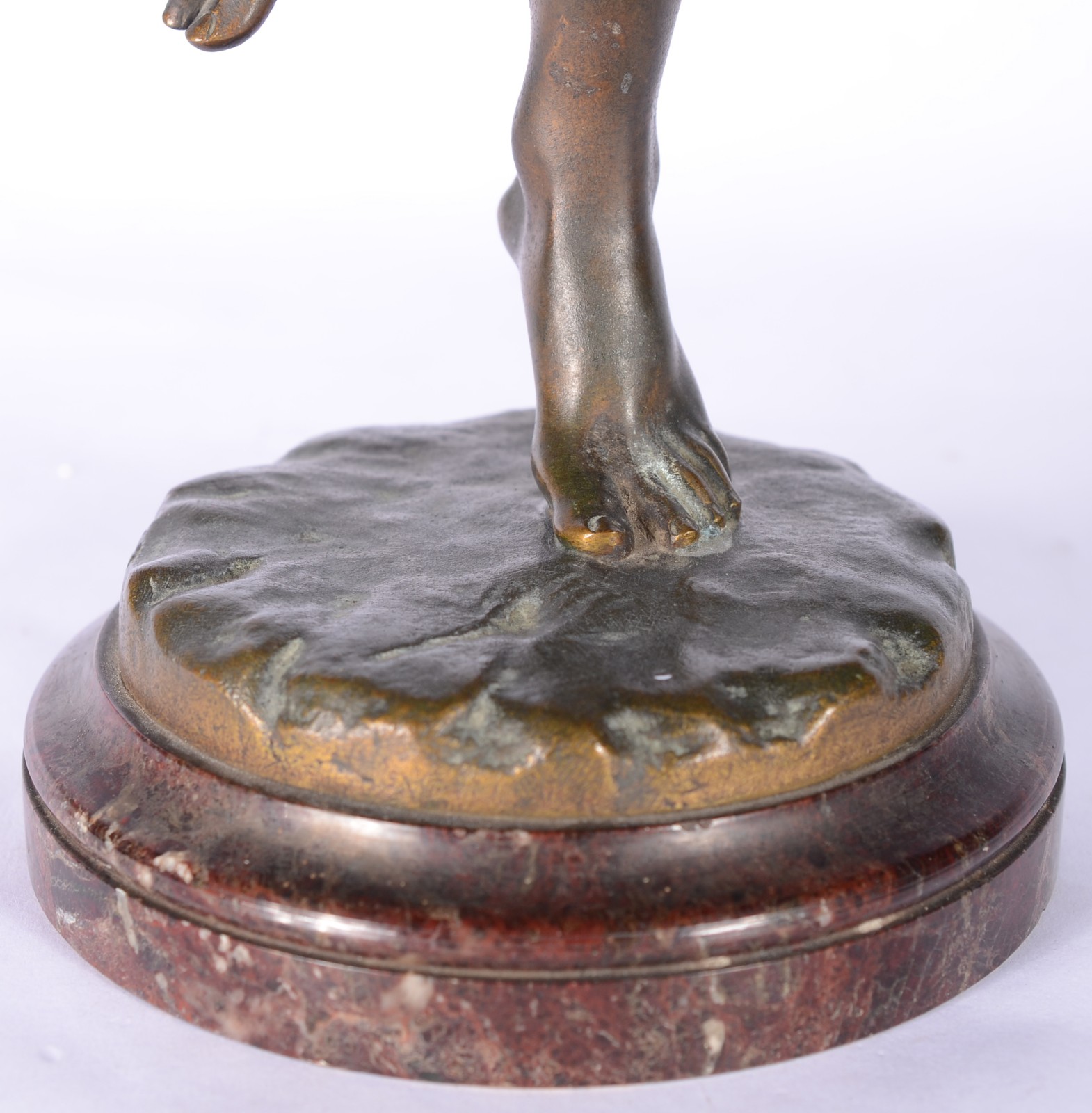 Escultura de bronze representando menino com banjo. - foto 7 de 9