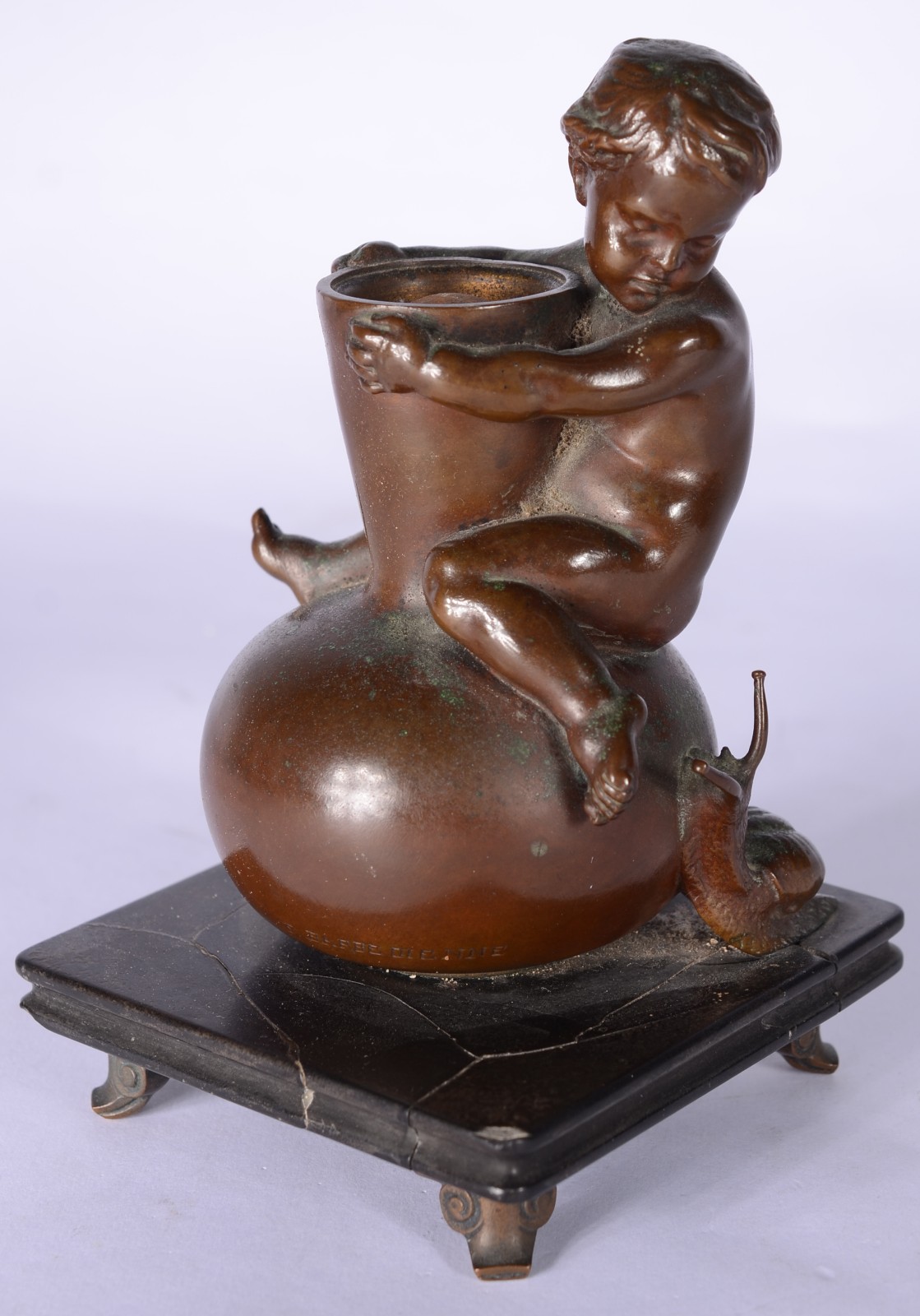 Grupo escultórico de bronze representando pucci com vaso e caramujo... - foto 1 de 7