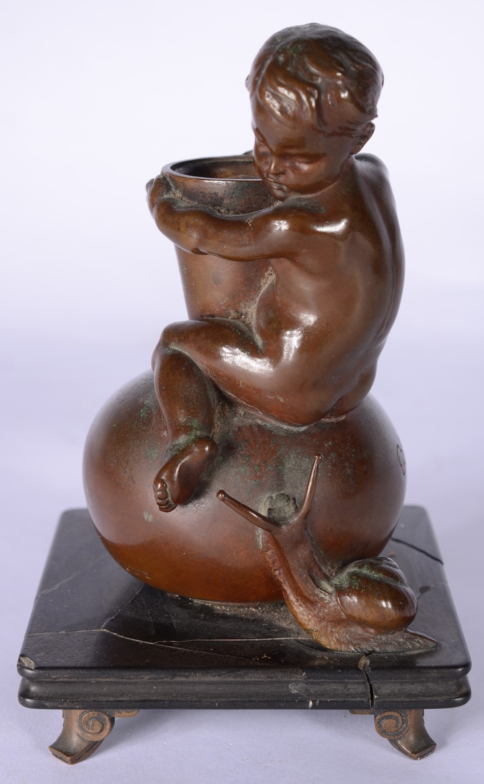Grupo escultórico de bronze representando pucci com vaso e caramujo... - foto 2 de 7