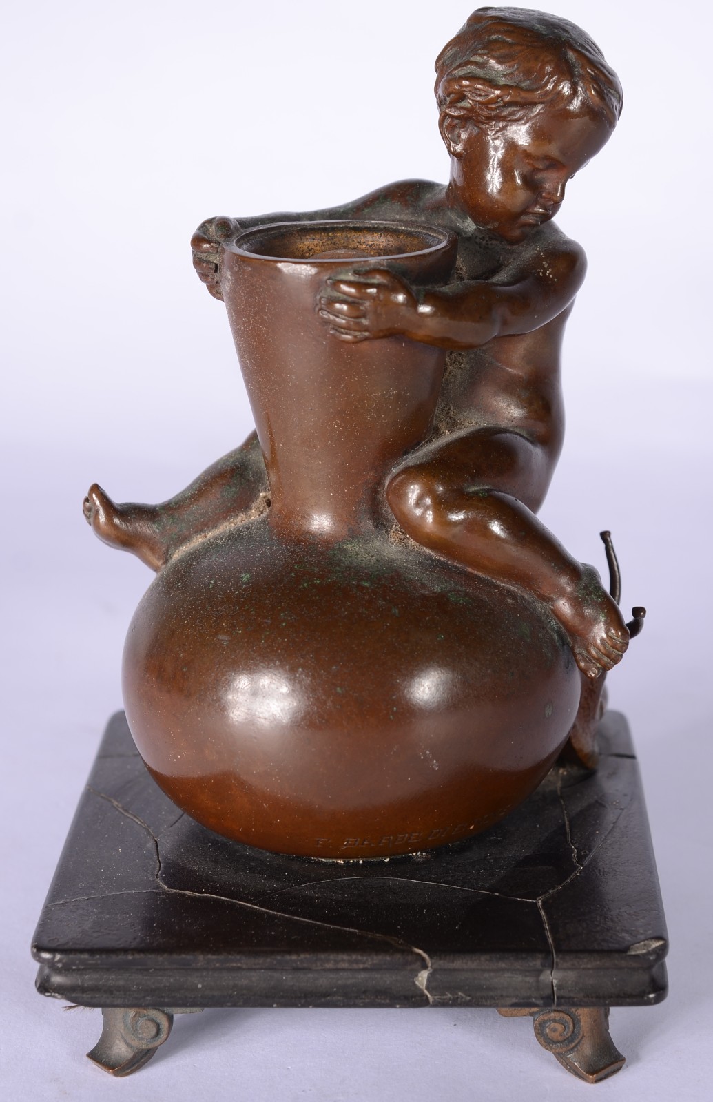 Grupo escultórico de bronze representando pucci com vaso e caramujo... - foto 3 de 7