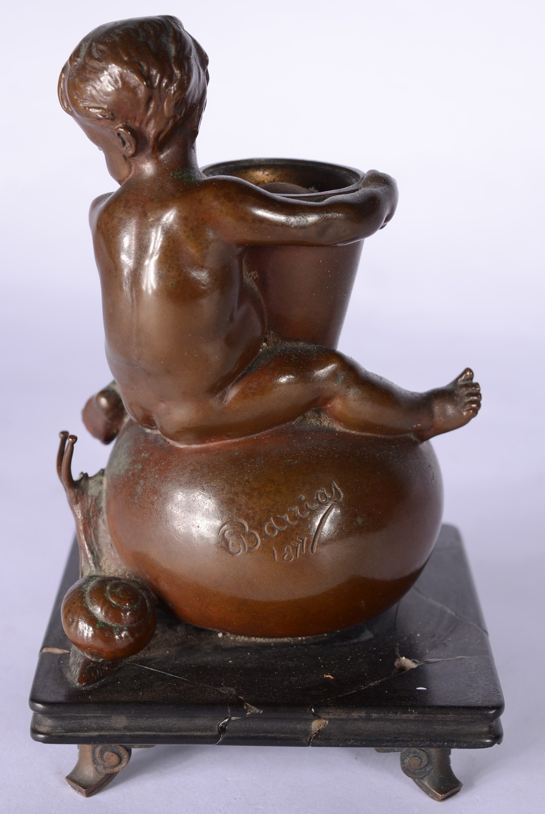 Grupo escultórico de bronze representando pucci com vaso e caramujo... - foto 4 de 7