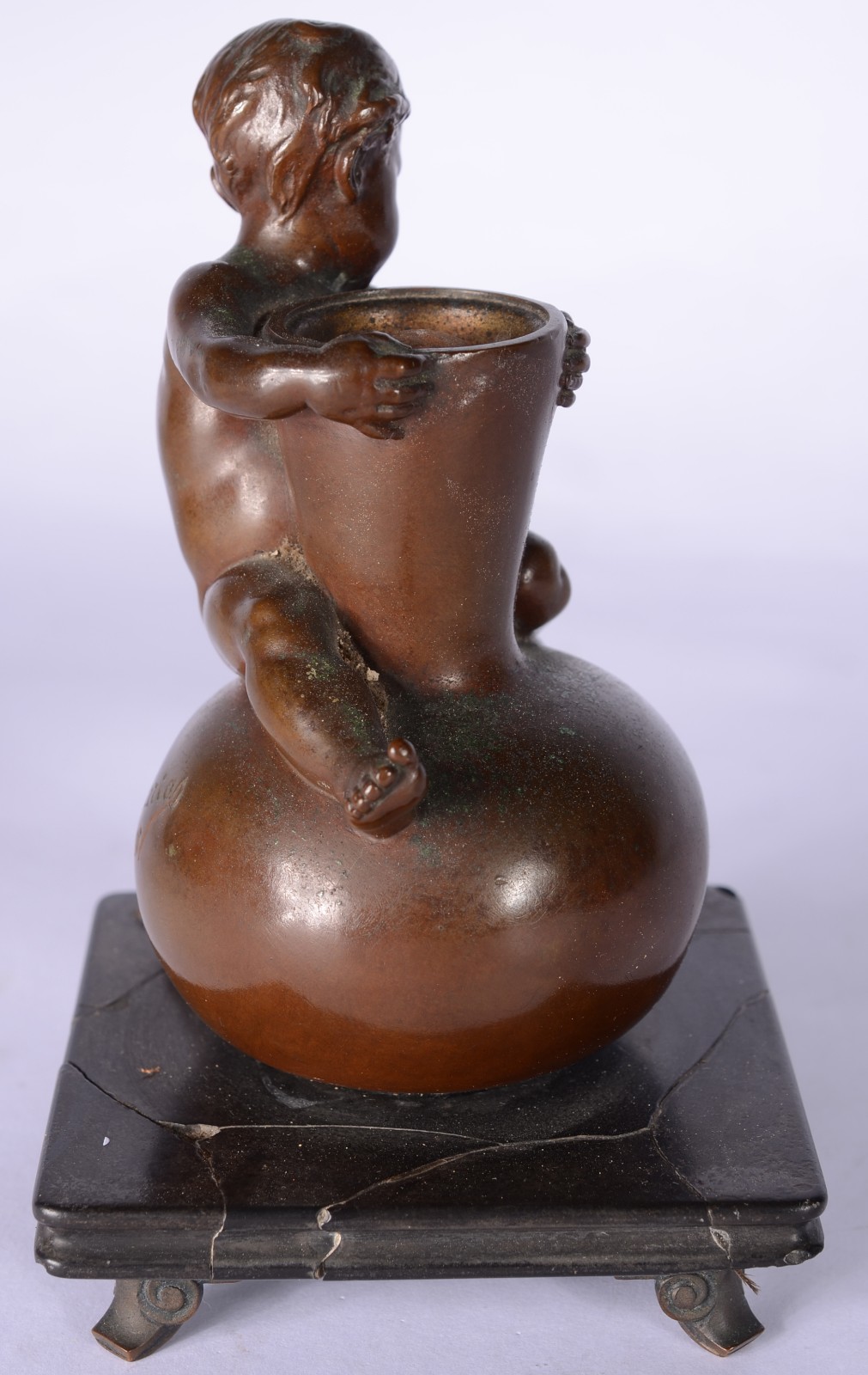 Grupo escultórico de bronze representando pucci com vaso e caramujo... - foto 5 de 7