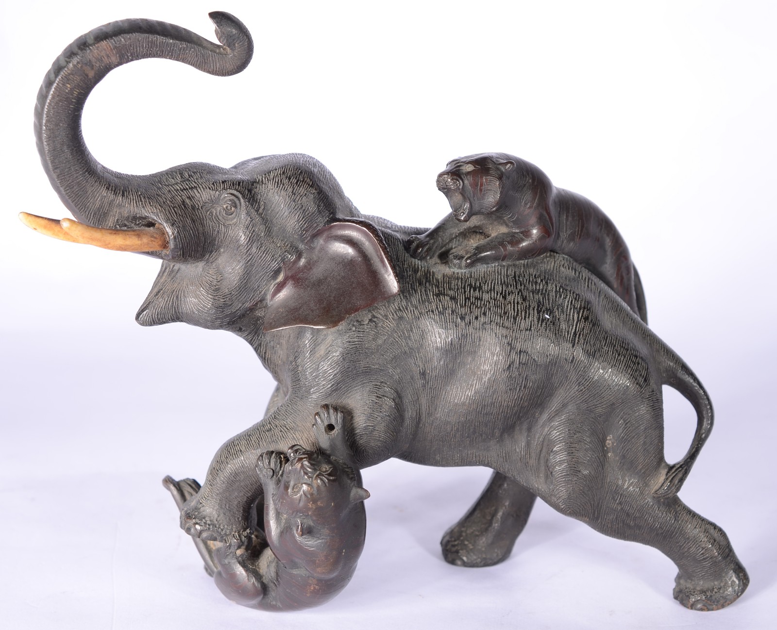 Grupo escultórico de bronze oriental representando elefante com... - foto 1 de 8