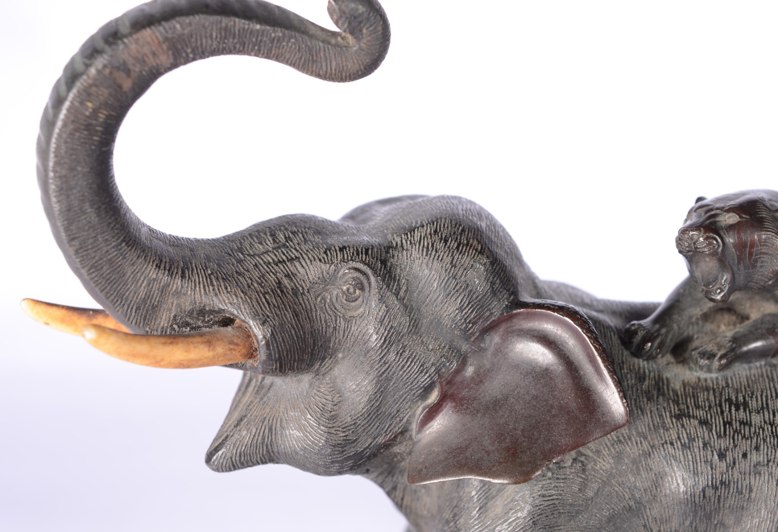 Grupo escultórico de bronze oriental representando elefante com... - foto 2 de 8