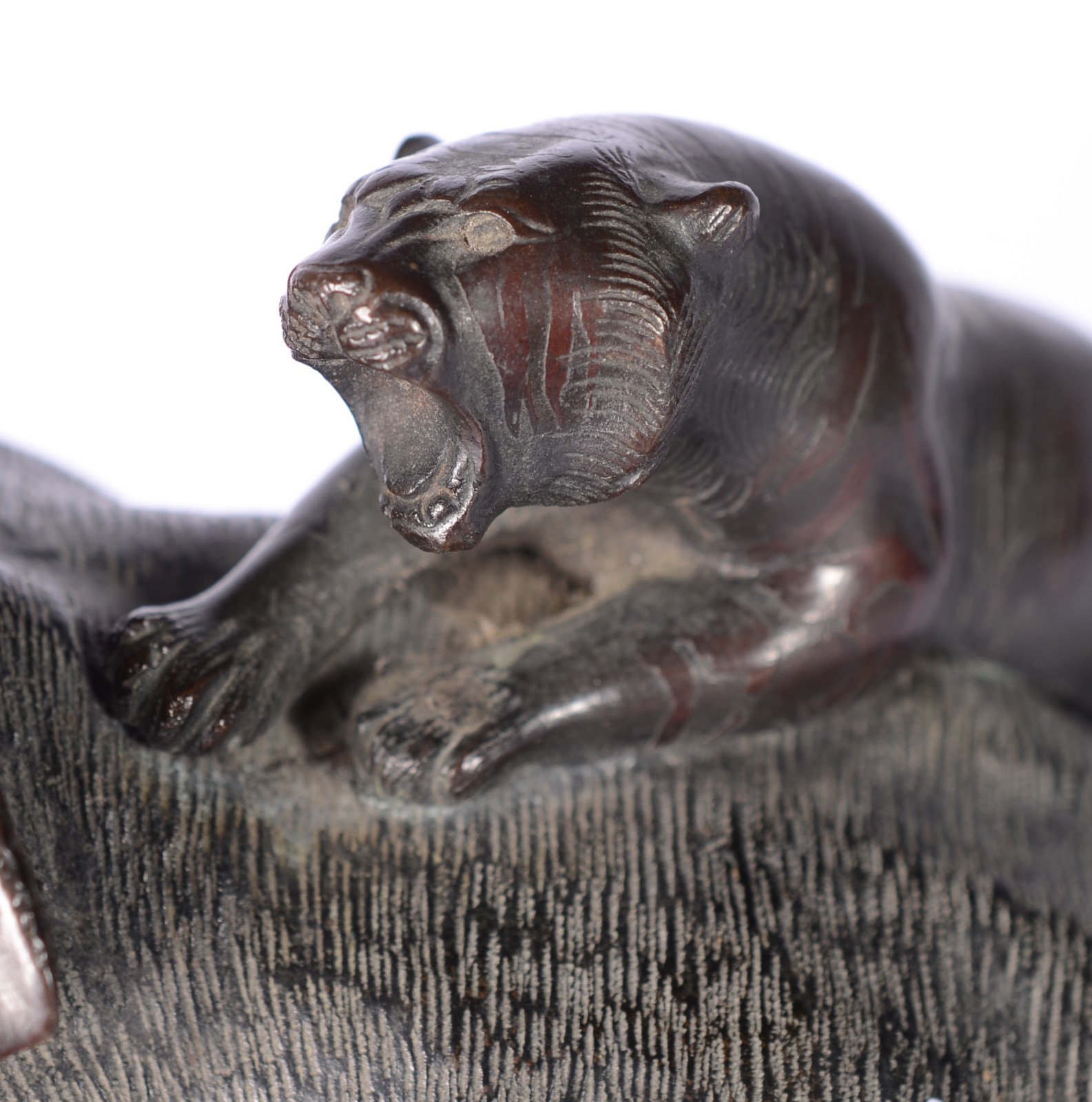 Grupo escultórico de bronze oriental representando elefante com... - foto 3 de 8