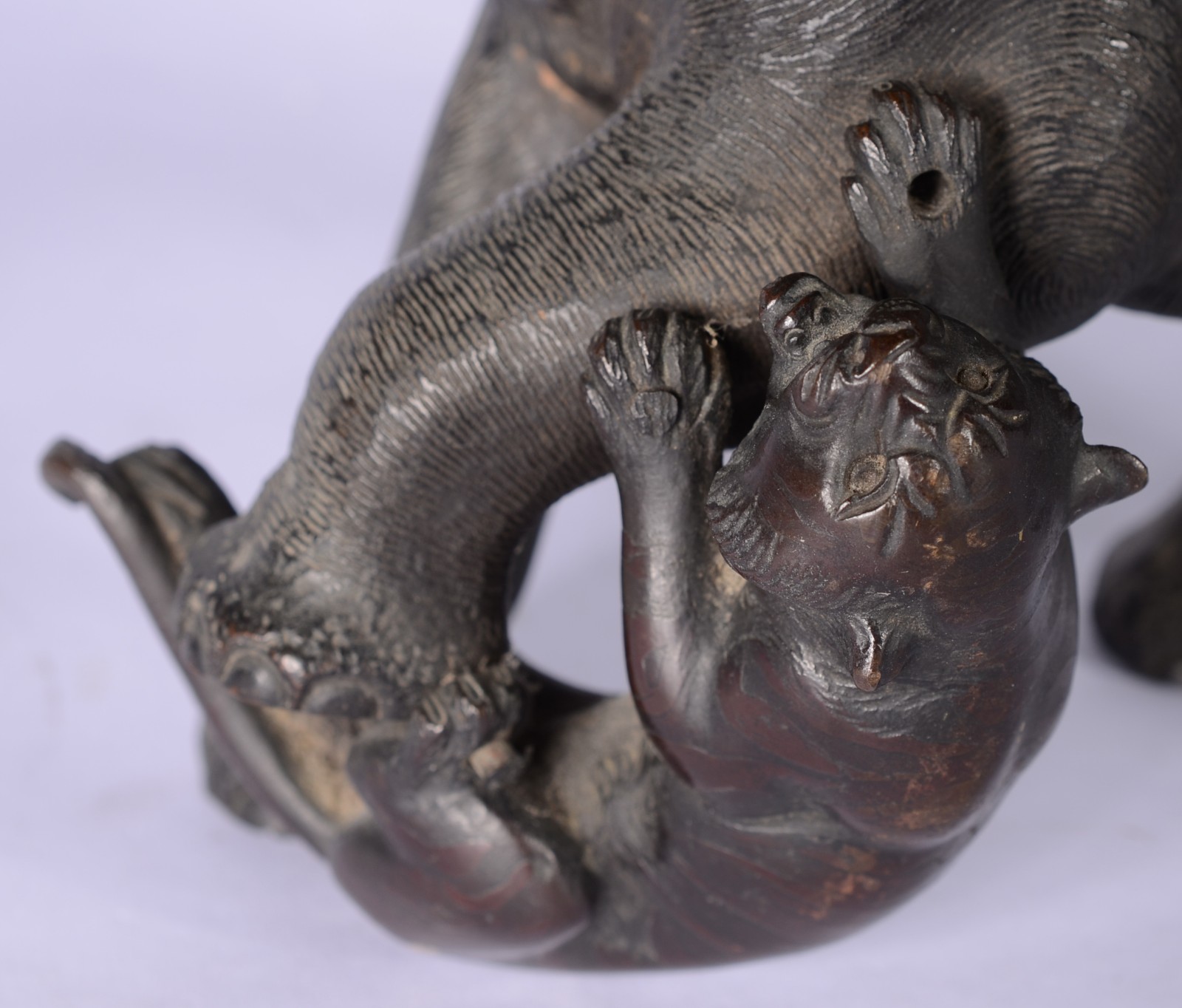 Grupo escultórico de bronze oriental representando elefante com... - foto 4 de 8