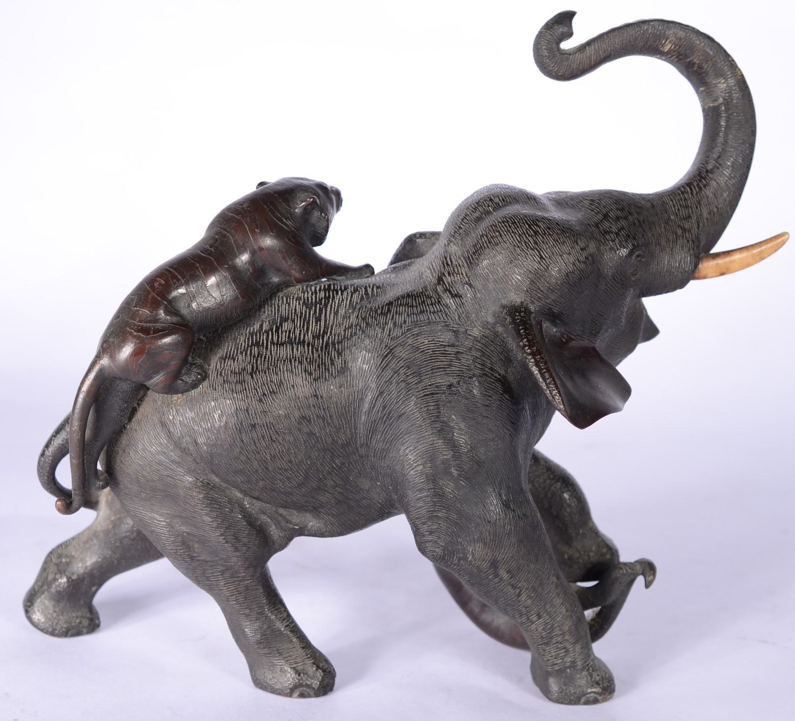 Grupo escultórico de bronze oriental representando elefante com... - foto 5 de 8