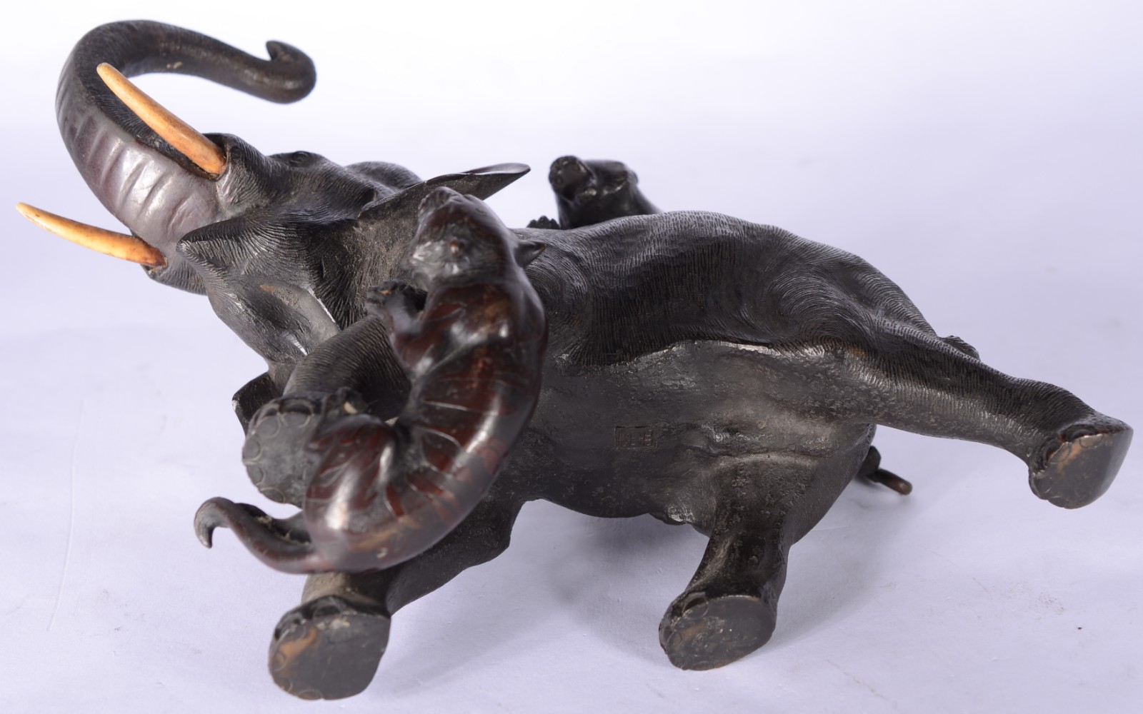 Grupo escultórico de bronze oriental representando elefante com... - foto 6 de 8