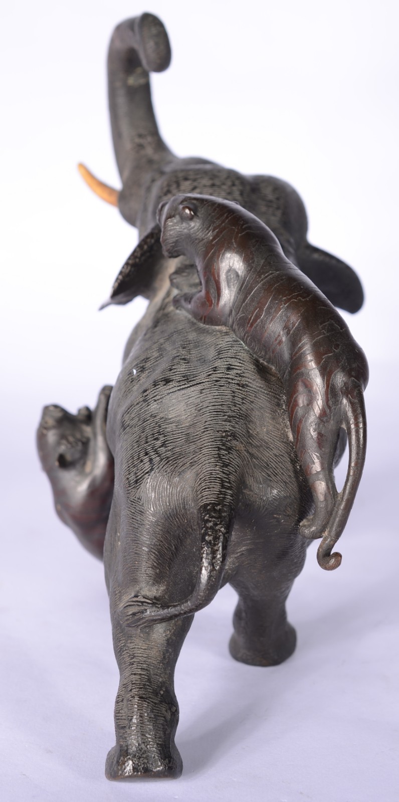 Grupo escultórico de bronze oriental representando elefante com... - foto 7 de 8