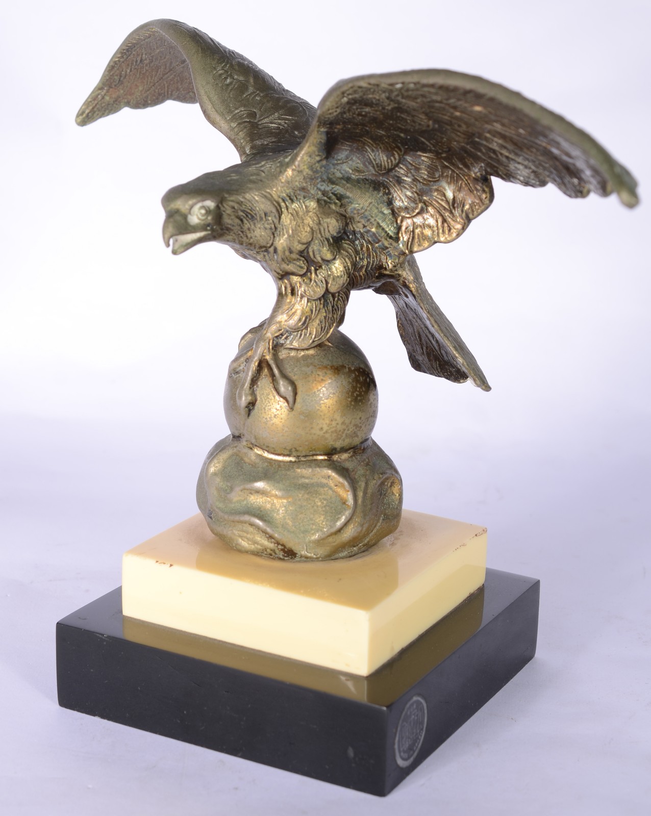 Escultura de bronze representando Águia. Com placa dedicatória. - foto 2 de 9
