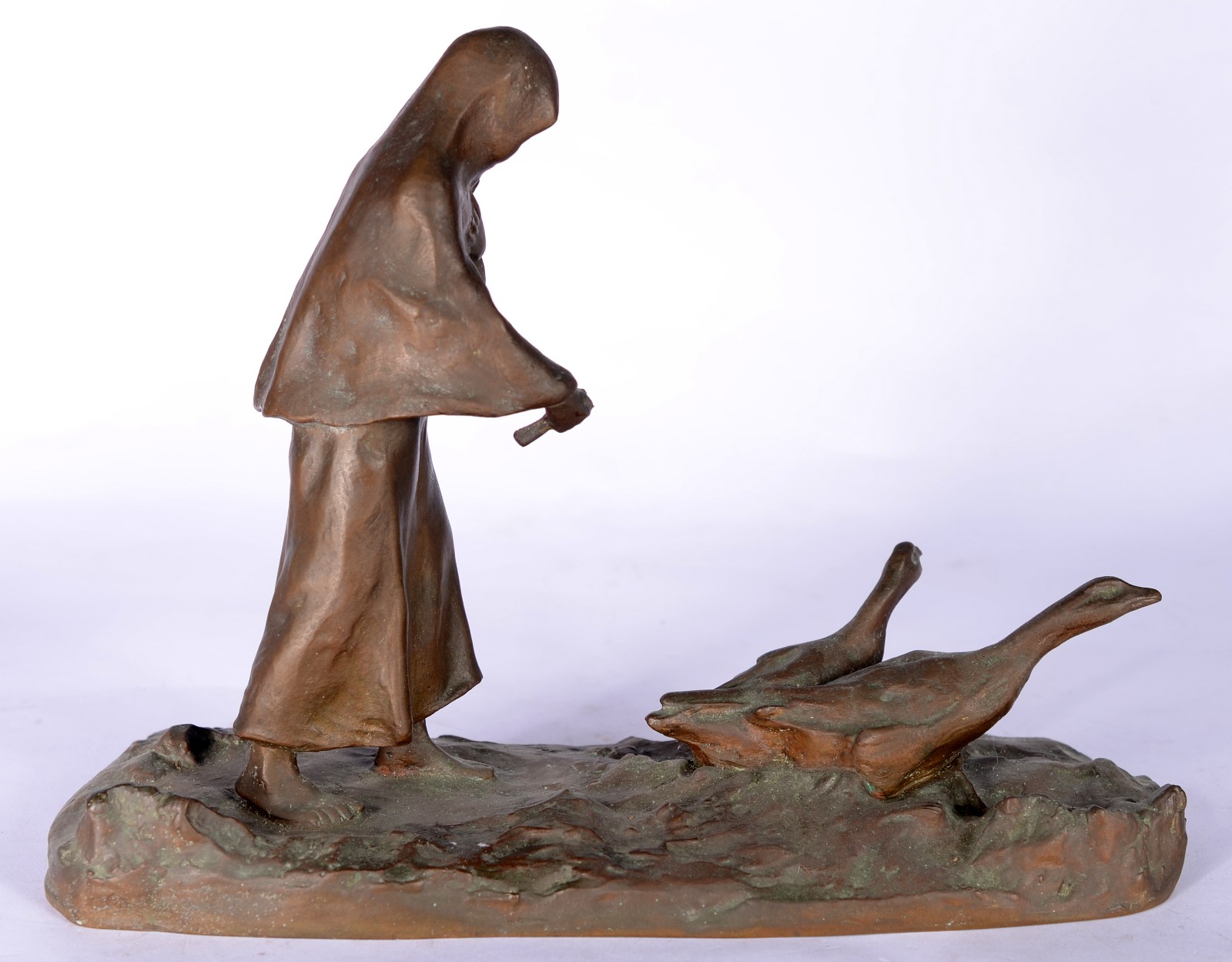 Escultura de bronze representando figura com patos. - foto 2 de 6