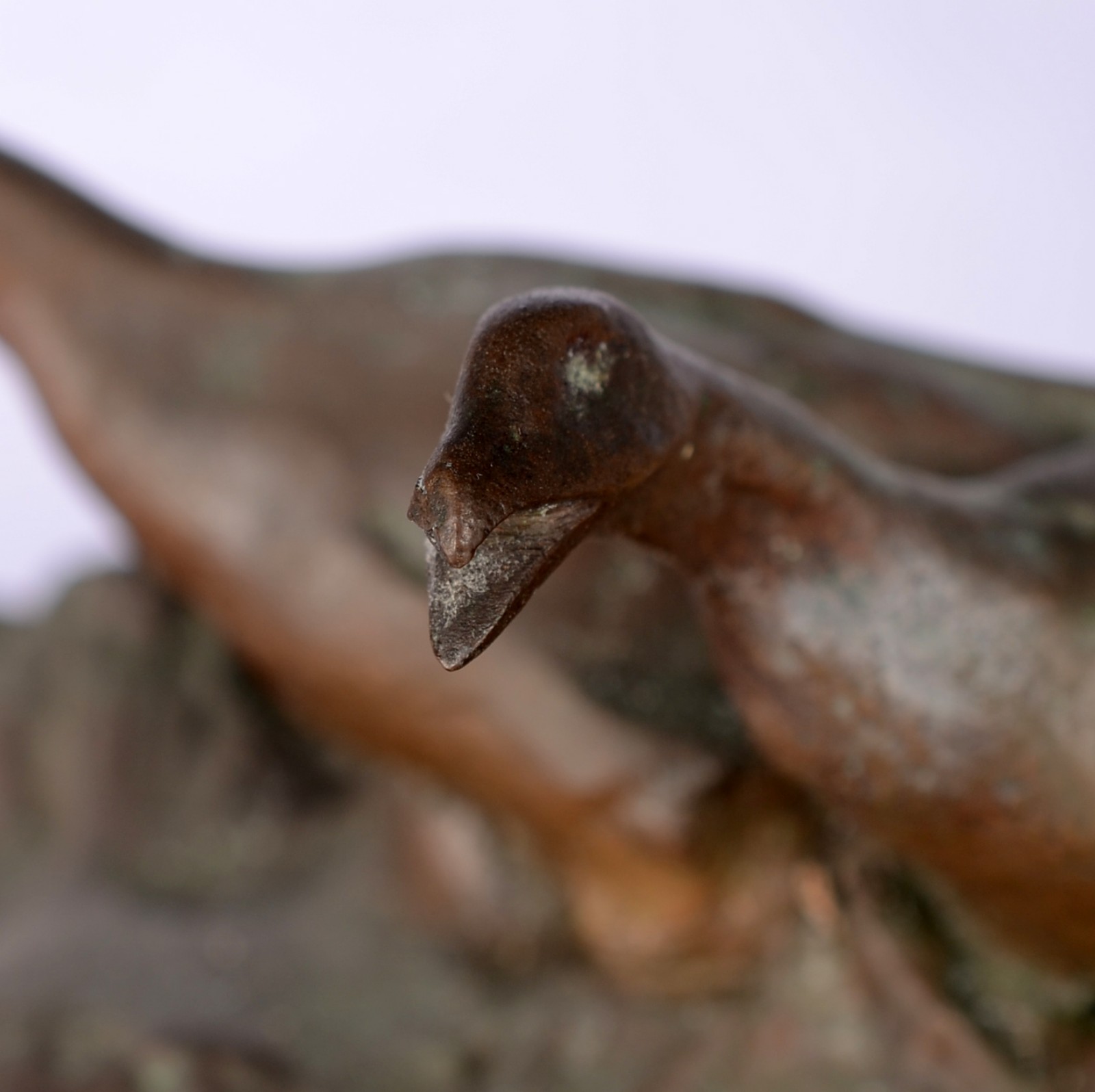 Escultura de bronze representando figura com patos. - foto 4 de 6