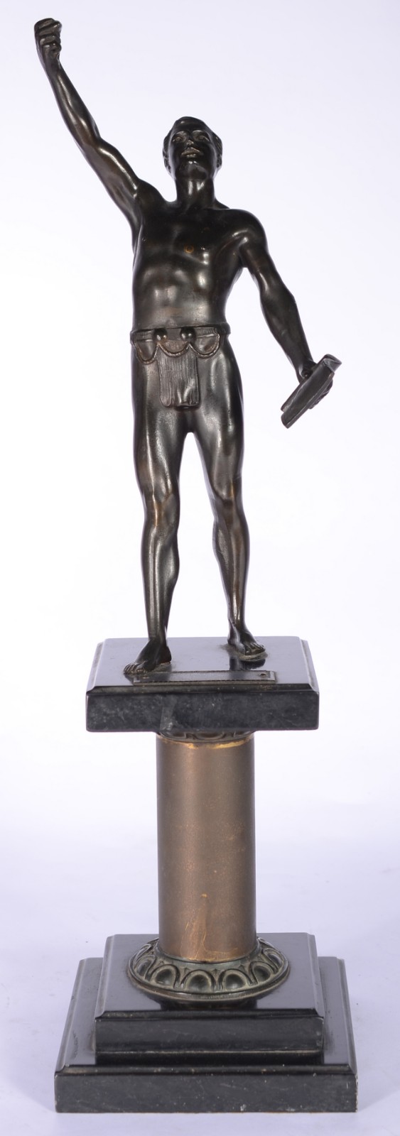 Escultura de bronze representando atleta, base feitio coluna... - foto 2 de 7