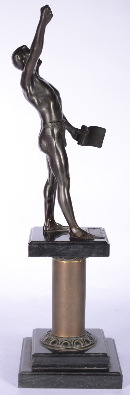 Escultura de bronze representando atleta, base feitio coluna... - foto 3 de 7