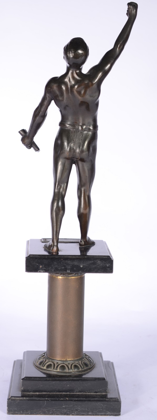 Escultura de bronze representando atleta, base feitio coluna... - foto 4 de 7