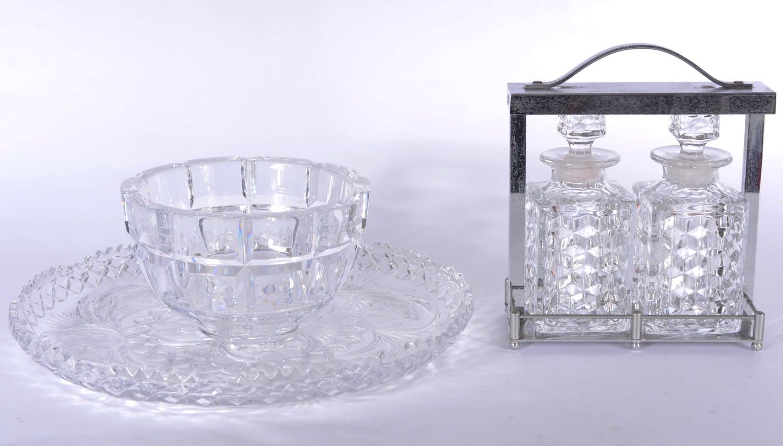 Três peças de cristal tcheco, sendo: prato para bolo, bowl e 2... - foto 1 de 9
