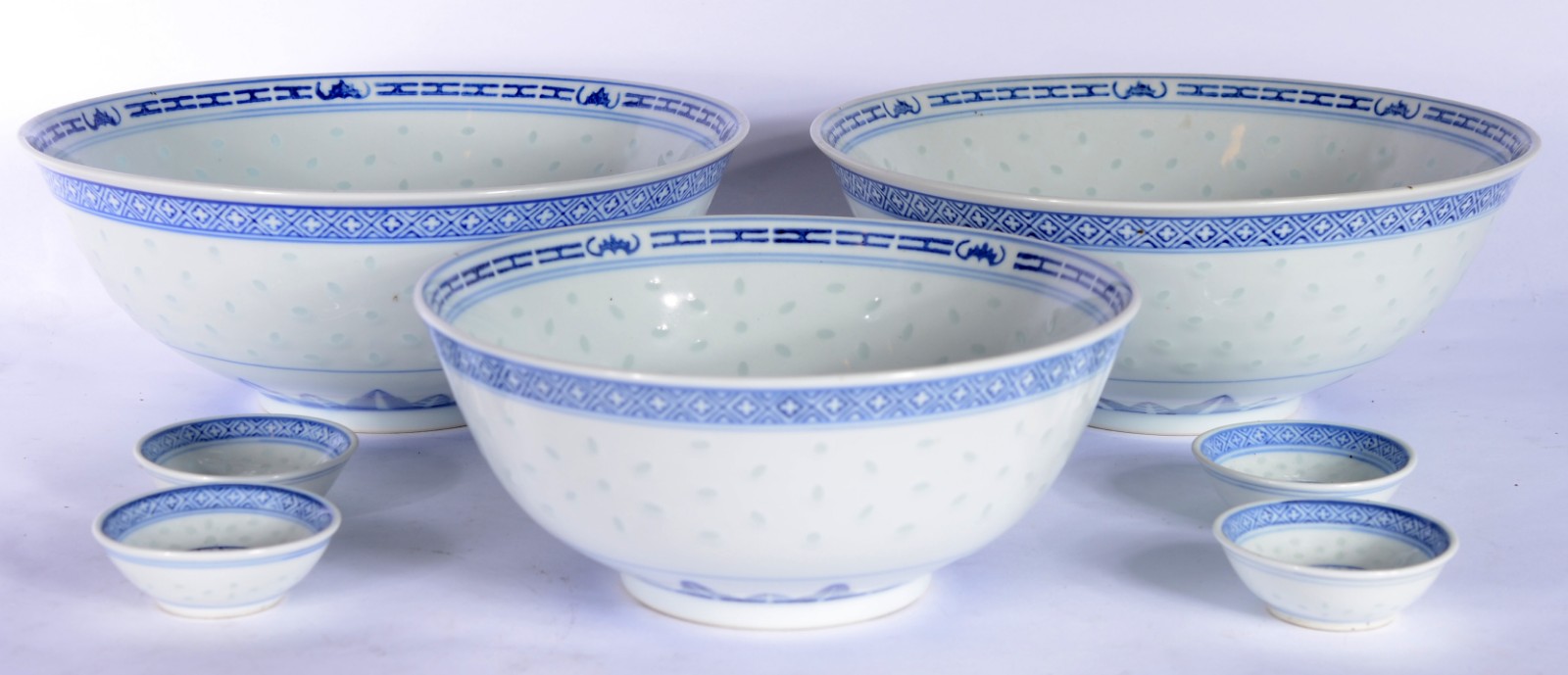 Conjunto com tres bowls grandes de porcelana chinesa "grão arroz" e 4... - foto 1 de 8
