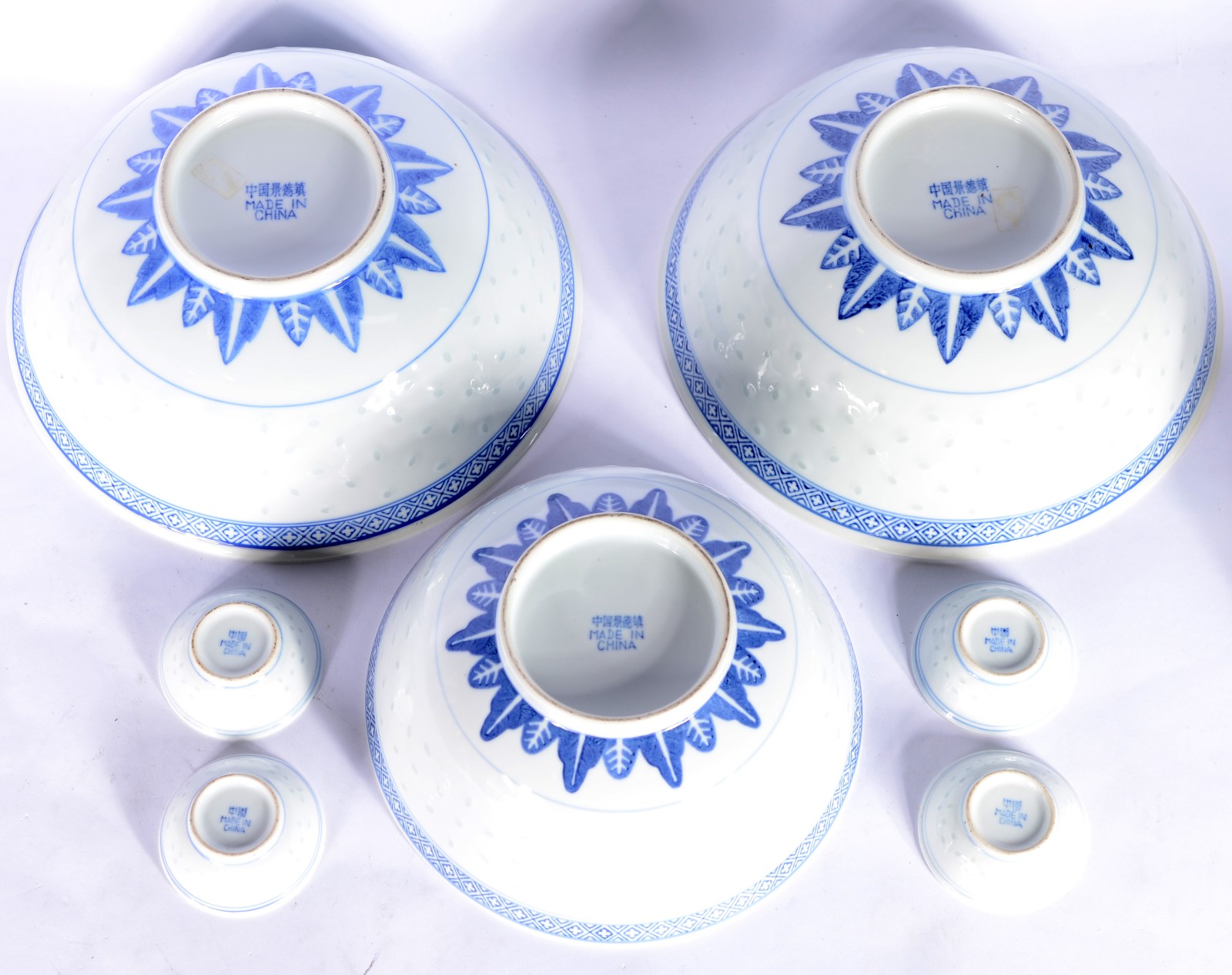 Conjunto com tres bowls grandes de porcelana chinesa "grão arroz" e 4... - foto 3 de 8