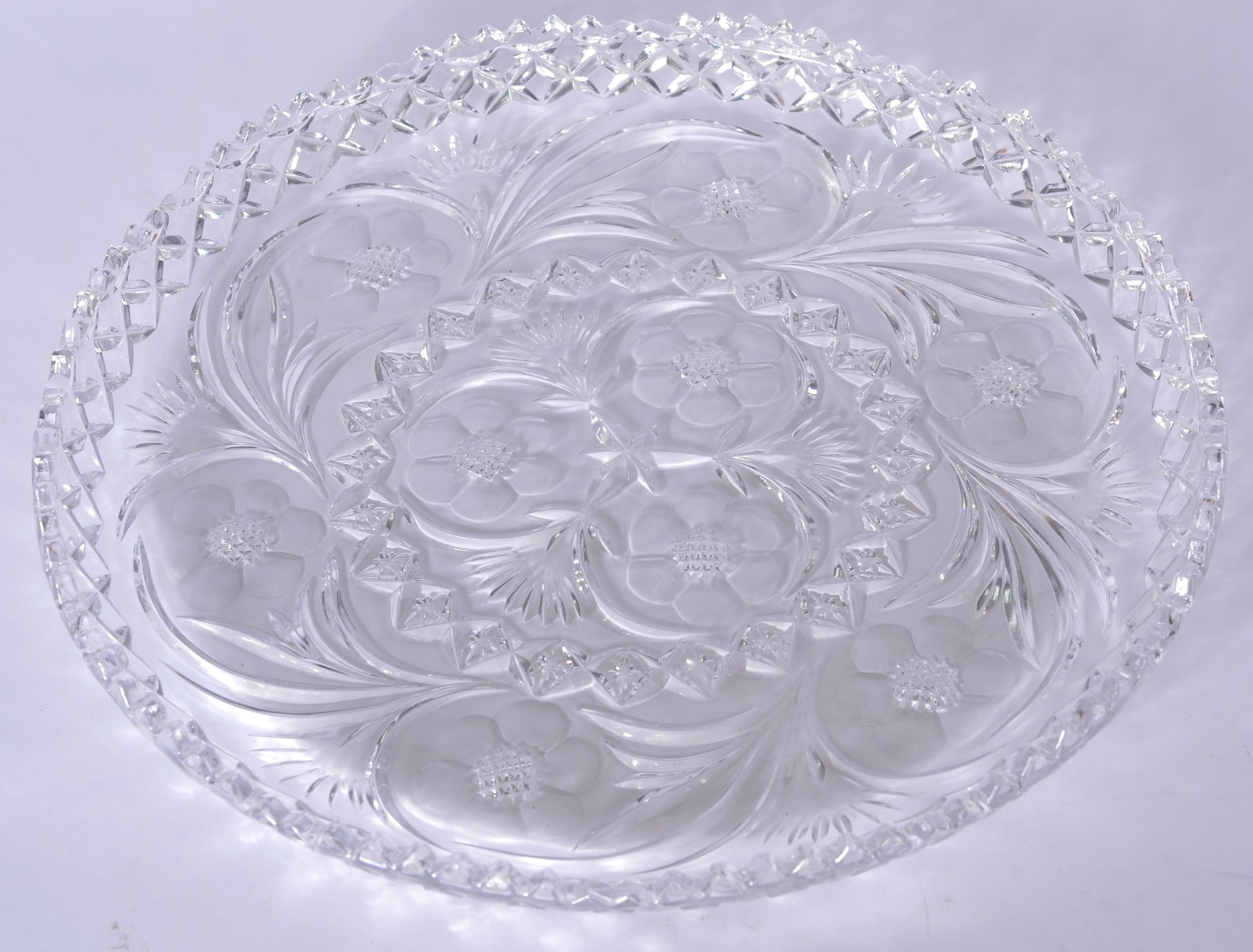 Três peças de cristal tcheco, sendo: prato para bolo, bowl e 2... - foto 2 de 9
