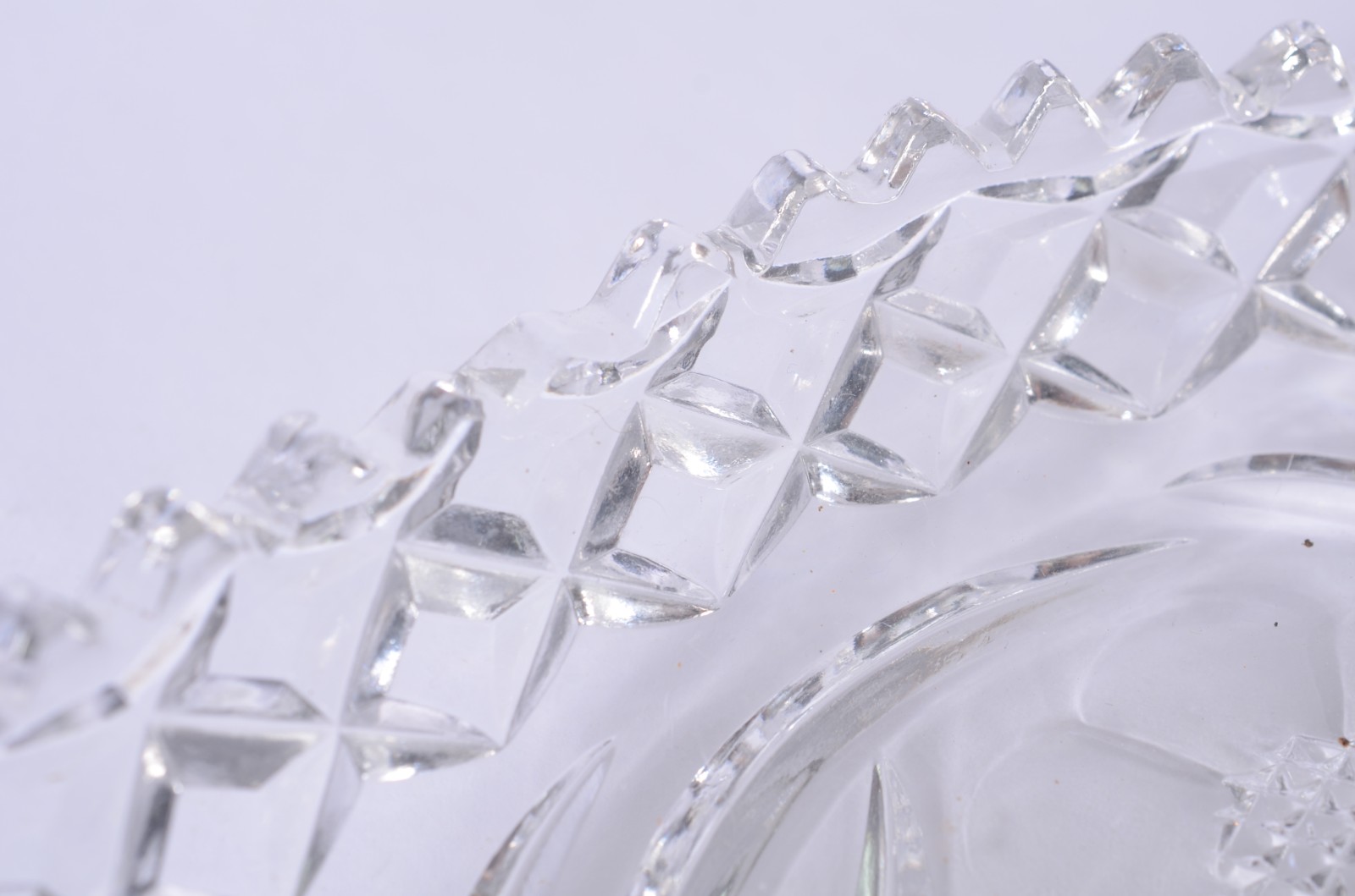 Três peças de cristal tcheco, sendo: prato para bolo, bowl e 2... - foto 3 de 9