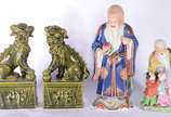Quatro figuras de porcelana chinesa, sendo: par... - Quatro figuras de porcelana chinesa, sendo: par de cães de fó na cor verde e dois figuras de ancião em policromia (faltando parte de um bastão).