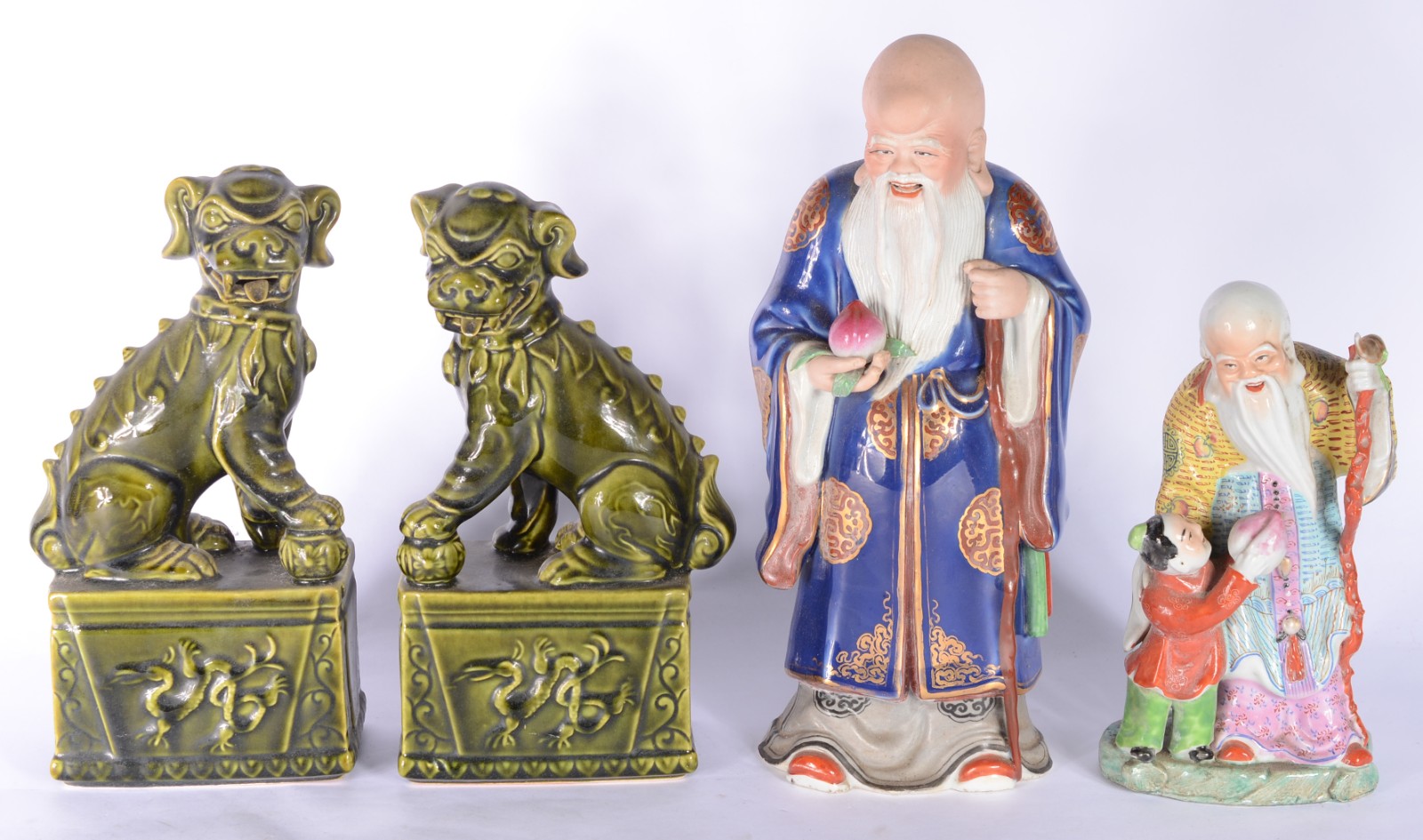 Quatro figuras de porcelana chinesa, sendo: par de cães de fó na cor... - foto 1 de 10