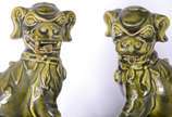 Quatro figuras de porcelana chinesa, sendo: par... - Quatro figuras de porcelana chinesa, sendo: par de cães de fó na cor verde e dois figuras de ancião em policromia (faltando parte de um bastão).